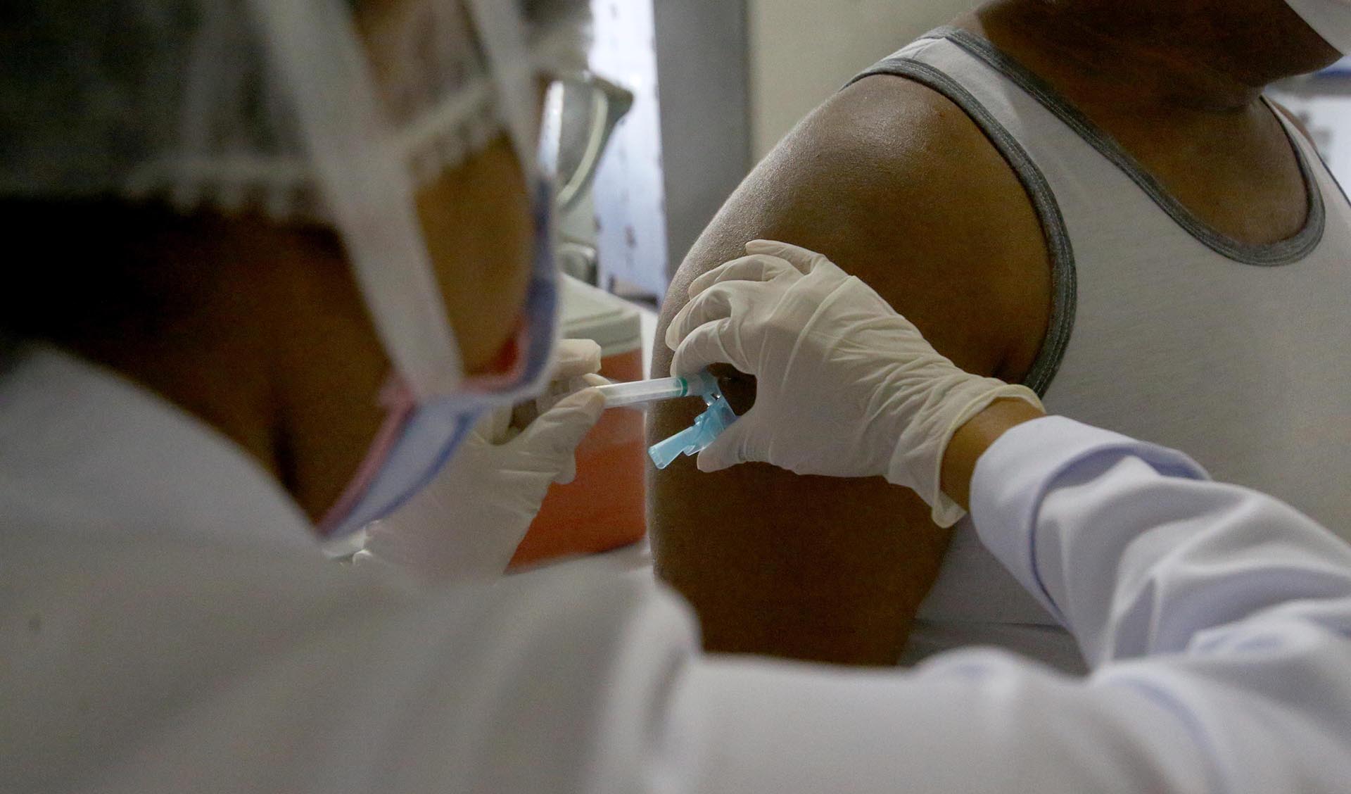 braço de homem sendo vacinado